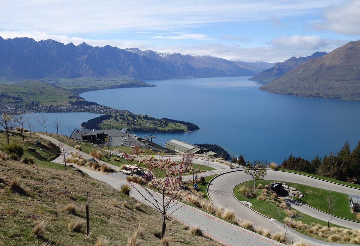 Lake Wakatipu and surrounding mountains